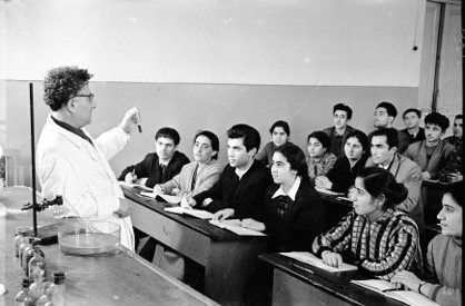 Professor Cümşüd Zülfüqarlı mühazirə zamanı (1957)